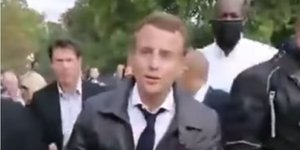 O πρόεδρος της Γαλλίας, Εμανουέλ Μακρόν περικυκλωμένος από διαδηλωτές στον Κήπο του Κεραμεικού 