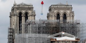 Γερανός απομακρύνει σκαλωσιές από την Παναγία των Παρισίων