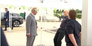 Η στιγμή που ο υπάλληλος λιποθυμά μπροστά στον πρίγκιπα Κάρολο 