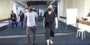 O Εσθονός τουρίστας Ρομάν Τροφίμοφ (δεξιά) στο αεροδρόμιο της Μανίλα 