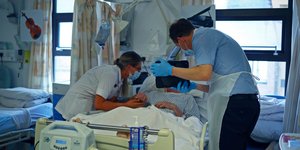 Νοσηλευτές φροντίζουν ασθενή της Covid-19 σε νοσοκομείο στο Μπλάκμπερν
