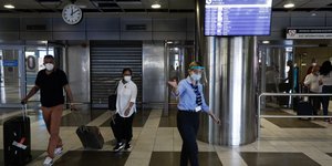 Ελεγχοι στα αεροδρόμια λόγω κορωνοιού