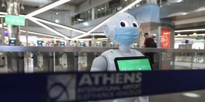 Ρομπότ με μάσκα στο «Ελ. Βενιζέλος» ενημερώνει τους επισκέπτες