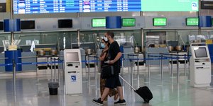 Επιβάτες στο αεροδρόμιο Σπατών