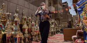 Γυναίκα με μάσκα λόγω κορωνοϊού στην Αίγυπτο