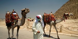 Ανδρας με μάσκα λόγω κορωνοϊού