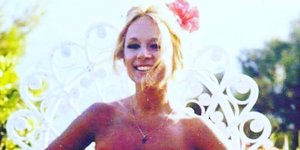 η Αλίκη Βουγιουκλάκη κάθεται σε λευκή καρέκλα