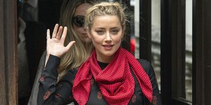 Η Αμπερ Χερντ χαιρετάει έξω από το δικαστήριο