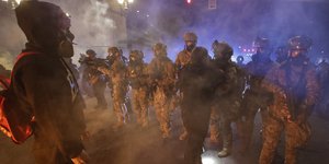 Διαδηλωτής απέναντι από αστυνομικούς στο Πόρτλαντ