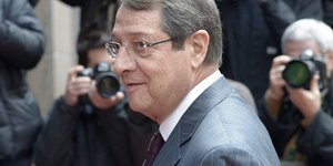 Νίκος Αναστασιάδης πισω φωτογραφοι 