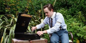 άνδρας ντυμένος με 40s στιλ