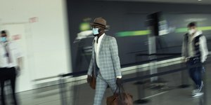 Άνδρας με μάσκα στο αεροδρόμιο του Βελγίου