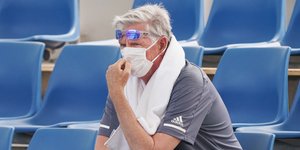 Άνδρας με μάσκα λόγω της πανδημίας του κορωνοϊού