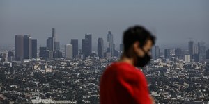 Ανδρας με μάσκα, με φόντο το Λος Αντζελες