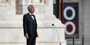 Ο τενόρος Αντρέα Μποτσέλι έξω από τον καθεδρικό του Μιλάνου