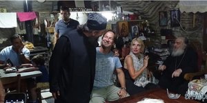 Η Ελένη Μενεγάκη σε μοναστήρι της Ανδρου με τον Μάκη Παντζόπουλο