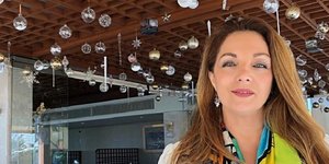 Η Άντζελα Γκερέκου με λευκή μπλούζα και μαντήλι