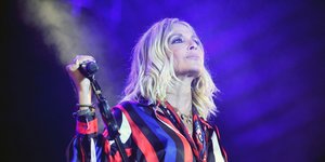 Η Άννα Βίσση κρατά μικρόφωνο