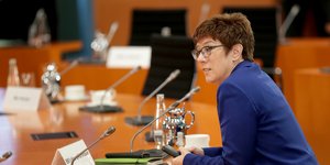 H υπουργός Αμυνας της Γερμανίας, Ανεγκρετ Κραμπ-Καρενμπάουερ με μοβ σακάκι