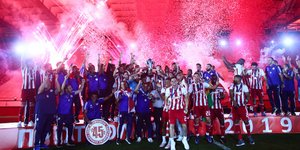 Οι παίκτες του Ολυμπιακού σηκώνουν το τρόπαιο του πρωταθλητή