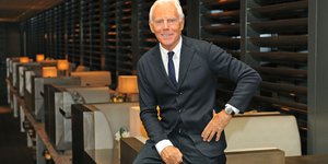 αρμανι καθισμένος σε πλάτη καναπέ 