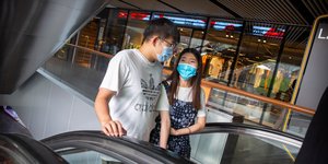 Ζευγάρι με μάσκες στην Κίνα