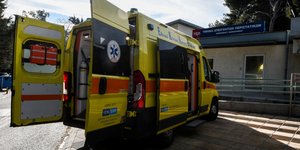 Ασθενοφόρα στο τμήμα επειγόντων περιστατικών του νοσοκομείου νοσημάτων θώρακος "ΣΩΤΗΡΙΑ"