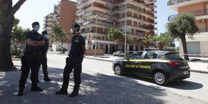 τρεις αστυνομικοι πρασινο περιπολικο