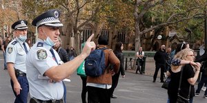 Αστυνομικός στην Αυστραλία μιλά σε διαδηλωτές