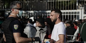 Πρόσφυγες και μετανάστες έξω από την υπηρεσία Ασύλου