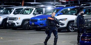 Αστυνομικός σε πάρκινγκ στις ΗΠΑ με το όπλο πάνω του