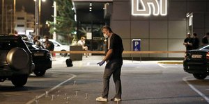 Αστυνομικός μετρά σφαίρες στον δρόμο