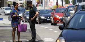 αστυνομος κανει ελεγχο σε γυναίκα