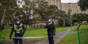 Αστυνομικοί έξω από κτίριο στην Μελβούρνη