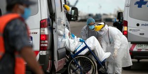 Αθενής με κορωνοϊό και ιατρικό προσωπικό με στολές στην Αυστραλία