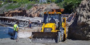 Μπουλντόζα κατεδαφίζει αυθαίρετο στην Ανάβυσσο