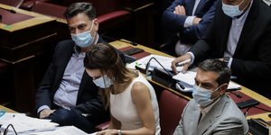 Η Εφη Αχτσιόγλου με μάσκα στη Βουλή