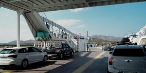 αυτοκινητα σε πορθμείο 