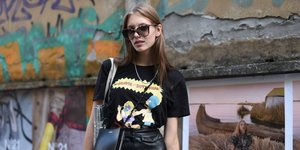 γυναίκα με T-shirt και γυαλιά στην εβδομάδα μόδας
