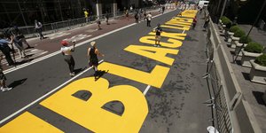 Διαδηλωτές και ο δήμαρχος Νέας Υόρκης γράφουν το σύνθημα «Black Lives Matter» μπροστά στον πύργο Τραμπ