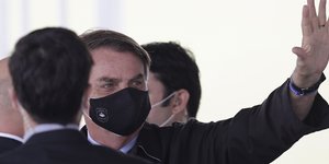 Ζαιχ Μπολσονάρου με μασκα ορθιο χερι