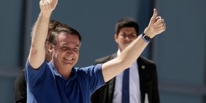 Ο Ζαϊχ Μπολσονάρου κάνει σήμα με τα χέρια στους ψηφοφόρους του