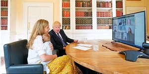 Ο Μπόρις Τζόνσον με την σύντροφό του Κάρι Σίμοντς και τον γιο τους 