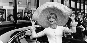 η Μπριζί Μπαρντό με καπέλο