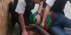 Βρετανία: Ο αστυνομικός πιέζει με το γόνατό του τον μαύρο ύποπτο