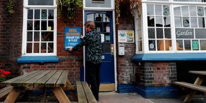 Ανοίγουν ξανά οι παμπ στη Βρετανία