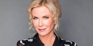 H Κάθριν Κέλι Λανγκ με πουκάμισο ασπρόμαυρο