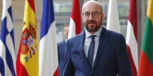 Ο Σαρλ Μισέλ περπατά