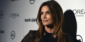 Η Σίντι Κρόφορντ με μαύρα ρούχα 