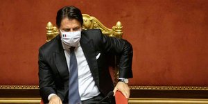 Ο πρωθυπουργός της Ιταλίας, Τζουζέπε Κόντε με μάσκα